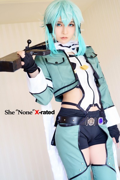 【写真集】She’None’ X-rated 見る者を強引に惚れさせる美少女×スナイパー=ジャストフィットムチムチ感！！｜